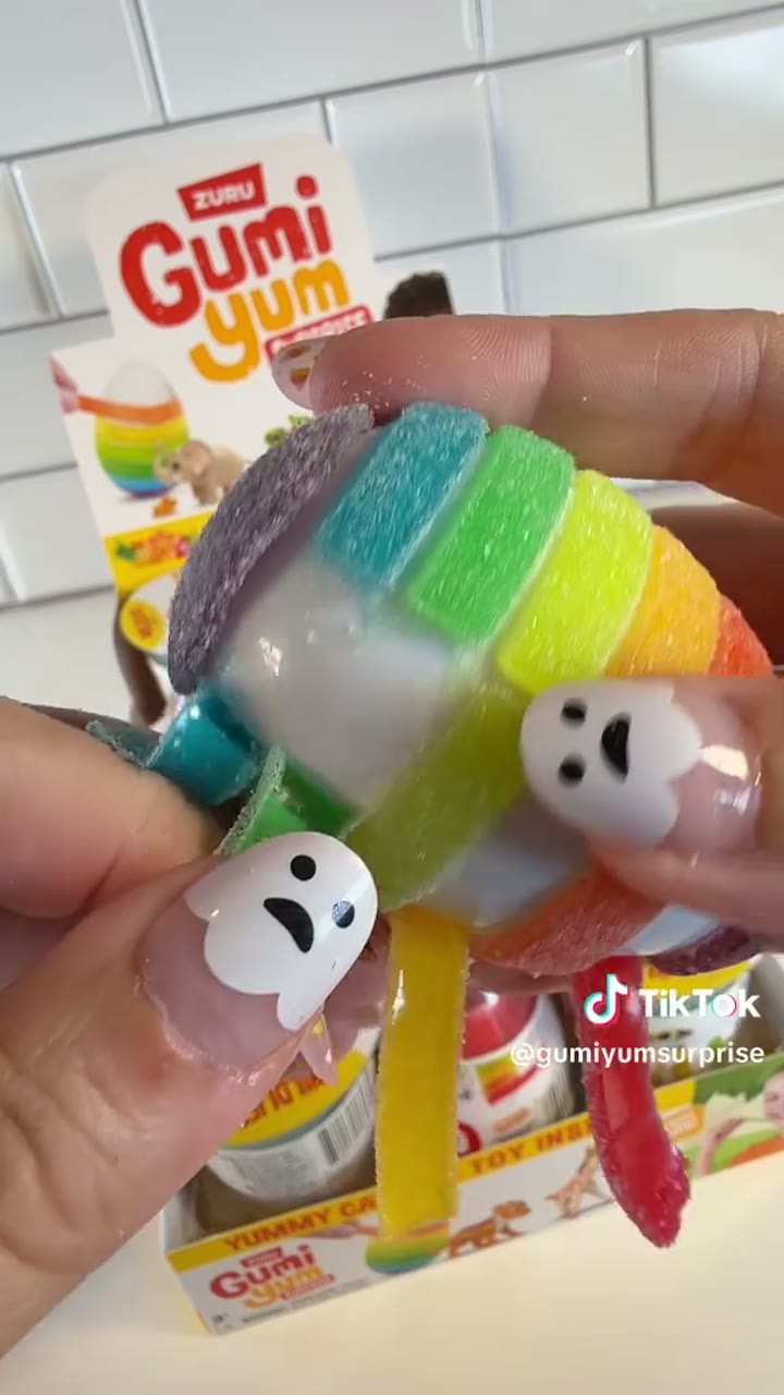 무지개 구미를 한 줄씩 벗기는 모습